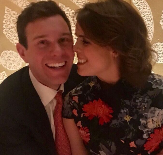 Princesa Eugenie deixa hospital com o filho - e apostas indicam que ela fará uma homenagem ao escolher nome para o bebê!