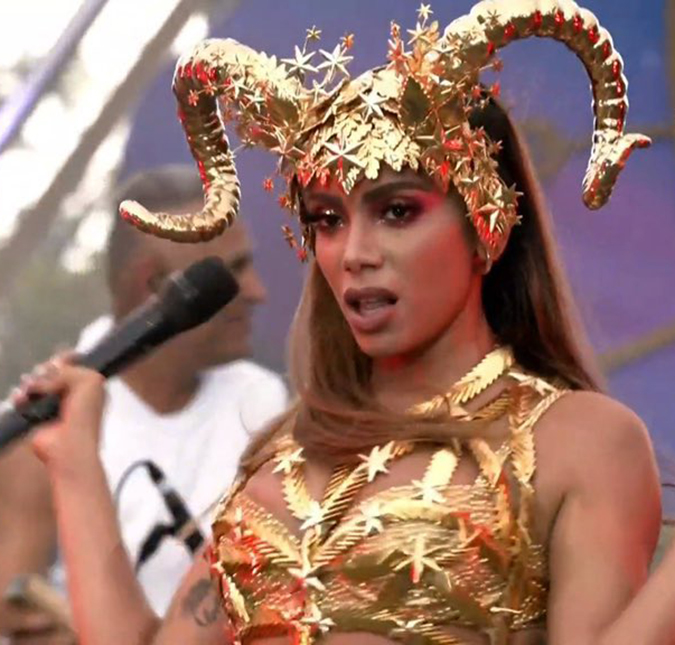 Durante <i>live</i> de Carnaval, Anitta troca beijos com Lipe Ribeiro e comete gafe: <i>- Esqueci as letras todas</i>