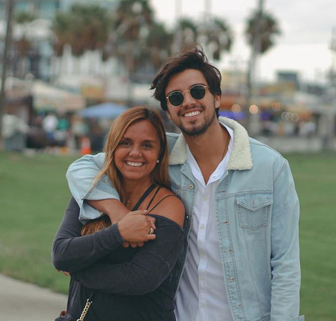 Rodrigo Simas celebra aniversário da mãe, que se recupera da Covid-19 em casa: <i>Um abraço feliz e agradecido por ela estar bem!</i>