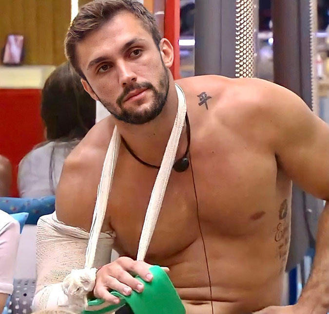Apos Acidente Na Prova Do Lider No Bbb21 Arthur Relata Ida Ao Hospital Quase Apaguei Duas Vezes Na Ambulancia Estrelando