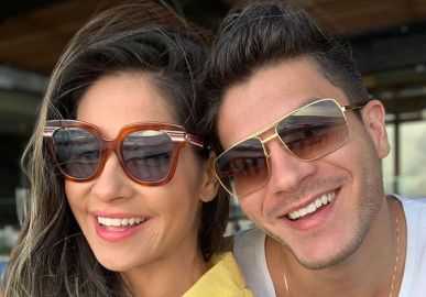 Arthur Aguiar teria sido flagrado na casa de Mayra Cardi em meio a boatos de reconciliação, afirma colunista