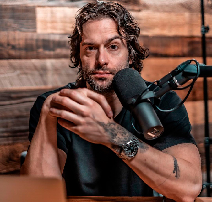 Chris D'Elia, ator da série <i>You</i>, quebra o silêncio sobre as acusações de assédio sexual contra menores de idade