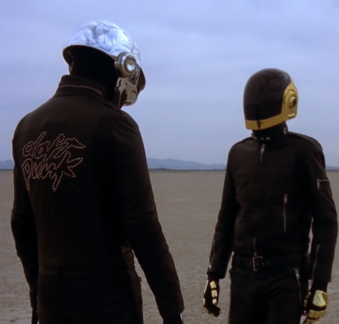 Duo de música eletrônica <i>Daft Punk</i> anuncia fim da dupla após 28 anos de carreira