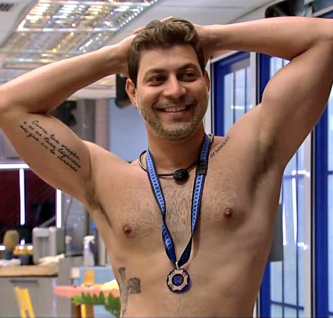 No <i>BBB21</i>, Caio assusta <i>brothers</i> ao dizer que não sente gosto da comida e fala sobre seu pênis: <i>- Chama elemento surpresa</i>