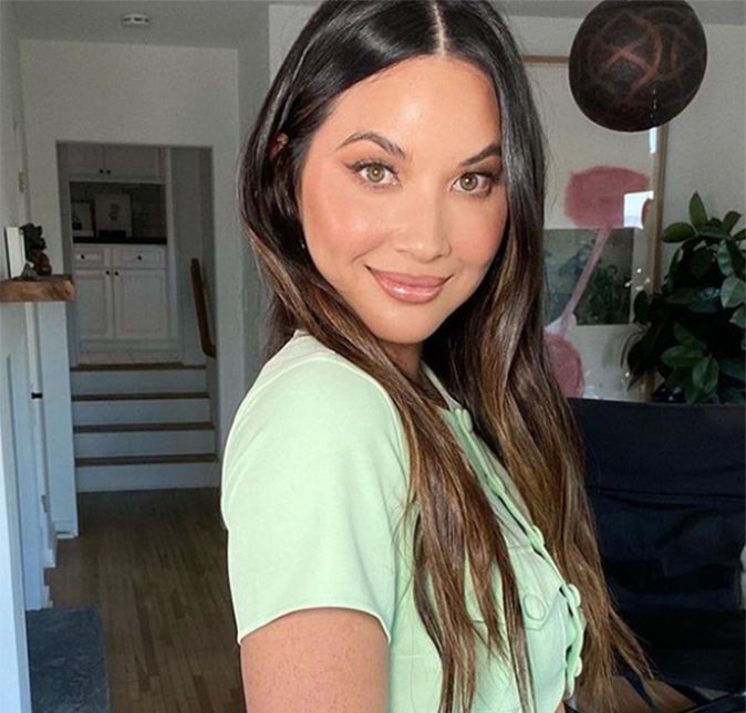 Olivia Munn ficou conhecida por interpretar Psylocke em X-Men: Apocalipse, filme lançado em 2016. Agora ela voltou aos holofotes porque abriu seu coração ao revelar o diagnóstico de fibromialgia. A doença gera dores constantes no corpo acompanhadas por alterações de memória, sono e humor. - Eu tive que mudar minha rotina de bem-estar de maneira significativa. Tive que ser atenciosa com o que colocava no meu corpo. Tive que começar a comer sem glúten, sem laticínios e sem açúcar, tive que cortar um monte de coisas que estava acostumada a comer todos os dias e coisas que eu realmente amava, contou em entrevista à People. E ela ainda continuou: - Eu estava indo por um caminho em que pegaria várias doenças autoimunes. Foi quando eu percebi que eram as minhas escolhas. Então eu não tive opção, estava me sentindo muito mal. Olivia contou ainda que a dieta indicada para o seu caso não consistia apenas em ingerir alimentos saudáveis, mas em buscar também alimentos nutritivos para que ela se sentisse bem, uma vez que a satisfação seria importante para um melhor funcionamento do organismo.