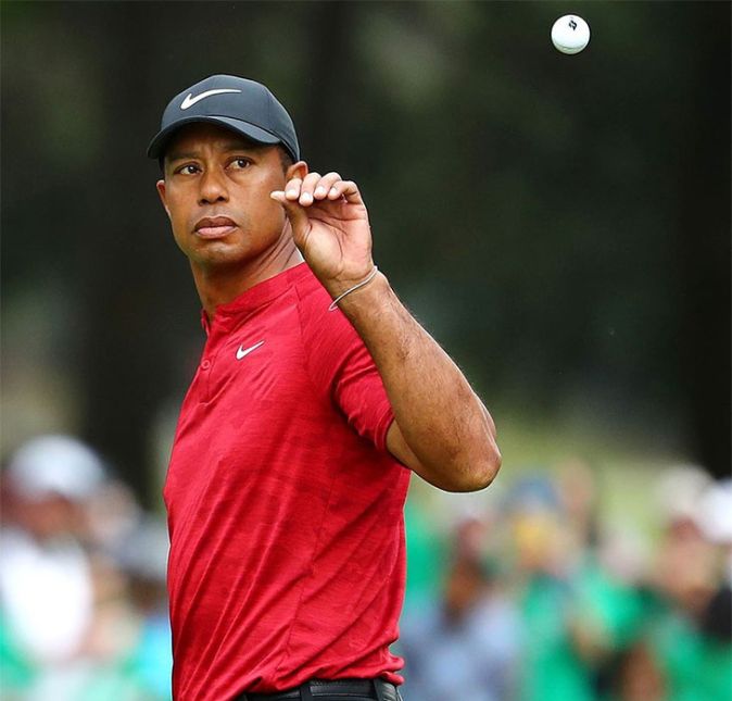 Como você viu aqui no ESTRELANDO, o famoso jogador de golfe Tiger Woods sofreu um acidente de carro no dia 23 de fevereiro em Londres, na Inglaterra. Segundo informações do site norte-americano People, o veículo bateu em uma placa e caiu no mato ao lado da estrada principal, o que ocasionou grandes danos ao automóvel. Após o acidente, Tiger foi encontrado consciente e falando, mas não conseguia se levantar. Ao ser levado para o hospital, o atleta passou por uma cirurgia de emergência que focou principalmente em sua perna direita e tornozelo. Outros músculos e ossos também teriam sido afetados, e como solução, os médicos introduziram pinos e hastes nesses locais. Felizmente, o jogador se encontrava acordado, responsivo e se recuperando após o procedimento cirúrgico, e tudo indica que ele deva ficar bem. Que sorte, né?