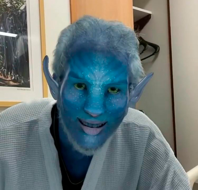 Internado com Covid-19, Carlos Alberto de Nóbrega aparece com filtro azul na <i>web</i> e brinca: <i>Ainda bem que não virei jacaré</i>