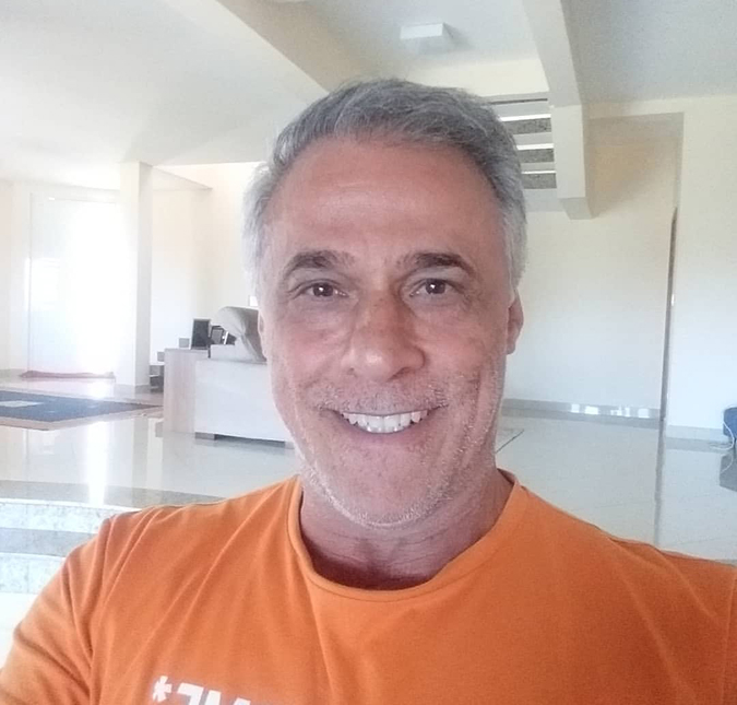 Diagnosticado com a Covid-19, Oscar Magrini tranquiliza seguidores: <i>- Sem febre, sem gripe, está tudo ótimo</i>