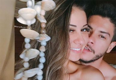 Casada novamente, Mayra Cardi brinca sobre afastamento de amiga: - <i>Voltei com Arthur, vai que ele resolve pegá-la</i>