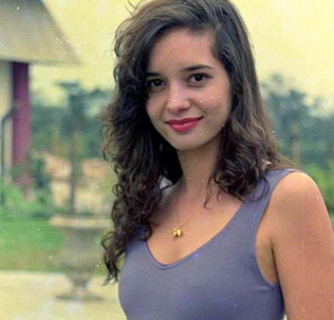 Daniella Perez, filha da autora Glória Perez, morreu no dia 28 de dezembro de 1992, aos 22 anos de idade. Na época, ela estava no ar na novela De Corpo e Alma e era casada há dois anos com Raul Gazolla. Daniella foi morta por Guilherme de Pádua, com quem contracenava na novela, e pela esposa dele na época, Paula Nogueira Thomaz. Os dois a emboscaram e a mataram com 18 punhaladas e foram condenados pelo crime, sendo soltos anos depois. Mesmo com a falta da atriz, várias vezes ela foi lembrada. Relembre, a seguir, as vezes que Daniella Perez foi mencionada com carinho após o seu assassinato. Daniella Perez, filha da autora Glória Perez, morreu no dia 28 de dezembro de 1992, aos 22 anos de idade. Na época, ela estava no ar na novela De Corpo e Alma e era casada há dois anos com Raul Gazolla. Daniella foi morta por Guilherme de Pádua, com quem contracenava na novela, e pela esposa dele na época, Paula Nogueira Thomaz. Os dois a emboscaram e a mataram com 18 punhaladas e foram condenados pelo crime, sendo soltos anos depois. Mesmo com a falta da atriz, várias vezes ela foi lembrada. Relembre, a seguir, as vezes que Daniella Perez foi mencionada com carinho após o seu assassinato.