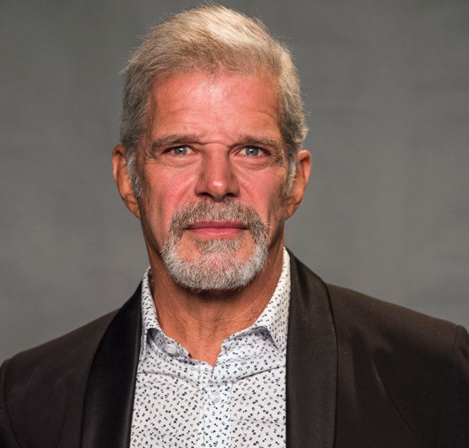 Raul Gazolla já havia falado sobre o assunto tempos atrás, quando voltou para a Globo na novela A Força do Querer, terceira novela dele com a autora Glória Perez, depois de O Clone e América. Na época, em entrevista ao jornal Extra, ele falou sobre voltar para as tramas dela, revelando que separa bem a relação pessoal da profissional: - É um prazer enorme. Nós temos uma relação pessoal muito legal, que não tem nada a ver com a profissional. Então, quando ela me convida para fazer um trabalho, é uma gratificação. E mesmo depois de anos da perda de Dani, Raul confessou que a morte dela ainda mexe com ele: - Parece que foi ontem. Perder uma pessoa por assassinato é diferente. Quando perdemos alguém para uma violência pessoal, para o desequilíbrio emocional de pessoas que não precisavam estar nesse planeta, a recuperação é mais complicada. Eu não penso na presença da Dani espiritualmente. O que eu peço sempre é que ela esteja muito bem onde ela está. Raul Gazolla já havia falado sobre o assunto tempos atrás, quando voltou para a Globo na novela A Força do Querer, terceira novela dele com a autora Glória Perez, depois de O Clone e América. Na época, em entrevista ao jornal Extra, ele falou sobre voltar para as tramas dela, revelando que separa bem a relação pessoal da profissional: - É um prazer enorme. Nós temos uma relação pessoal muito legal, que não tem nada a ver com a profissional. Então, quando ela me convida para fazer um trabalho, é uma gratificação. E mesmo depois de anos da perda de Dani, Raul confessou que a morte dela ainda mexe com ele: - Parece que foi ontem. Perder uma pessoa por assassinato é diferente. Quando perdemos alguém para uma violência pessoal, para o desequilíbrio emocional de pessoas que não precisavam estar nesse planeta, a recuperação é mais complicada. Eu não penso na presença da Dani espiritualmente. O que eu peço sempre é que ela esteja muito bem onde ela está.