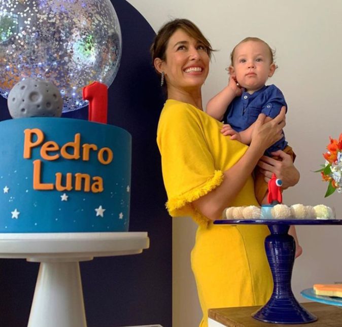 No aniversário de um ano do menininho, ela resolveu fazer uma festinha em casa, por conta da pandemia do novo coronavírus, e escolheu o tema lua para a festa, sendo que ela foi de amarelo para ser o sol. Legal, né?