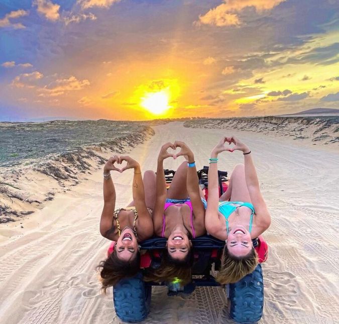 No polêmico BBB19 quem manteve a amizade foi Hariany Almeida, Paula Sperling e Carol Peixinho. Sempre que pode, o trio posta foto no Instagram, seja em viagens, jantares ou em outros momentos de lazer. Somos muito diferentes uma da outra, mas quando estamos juntas a gente se camufla, se encaixa, se completa e se respeita!, escreveu Paula em uma foto em que as sisters aparecem andando de buggy em Jericoacoara, no Ceará.