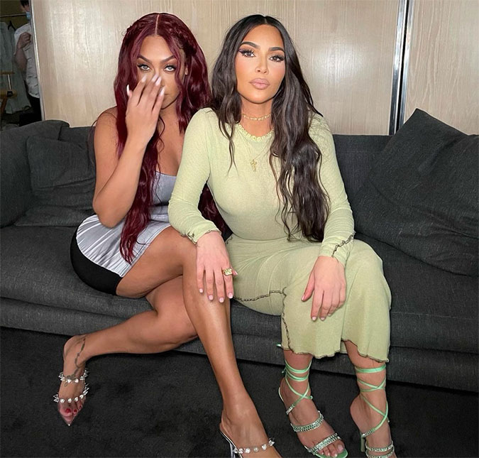 Kim Kardashian posa sem aliança de casamento e desabafa sobre período em que estava grávida: <I>- Fui humilhada</I>