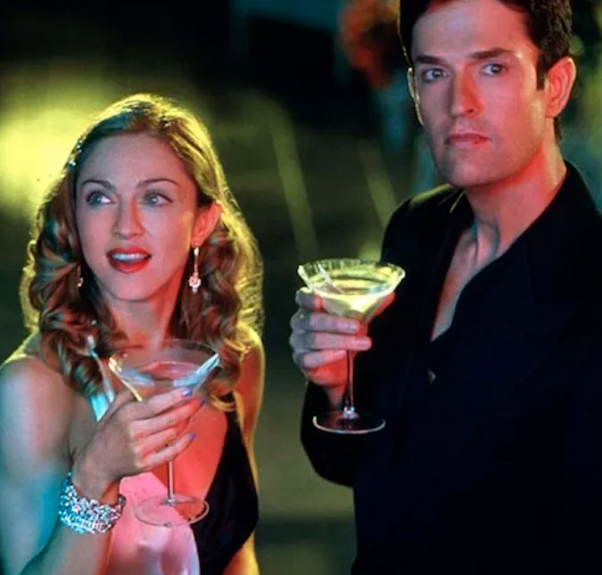 Rupert Everett fala sobre rixa de 20 anos com Madonna após chamá-la de <i>velha chorona</i>: <i>- Era pra ser um elogio</i>