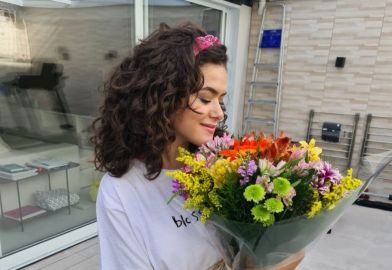 Maisa Silva mostra buquê de flores que ganhou do namorado: <i>Tô muito mimada</i>. Veja tudo sobre o relacionamento dela com Nicholas Arashiro!