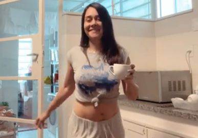 Alessandra Negrini dança de barriguinha de fora na cozinha de sua casa: <i>Só no samba e cafezinho</I>