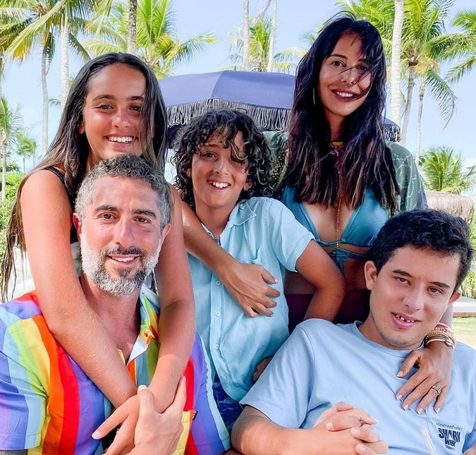 Marcos Mion reúne família em brincadeira musical e Romeo encanta ao cantar Alceu Valença: <i>- Sou seu fã</i>