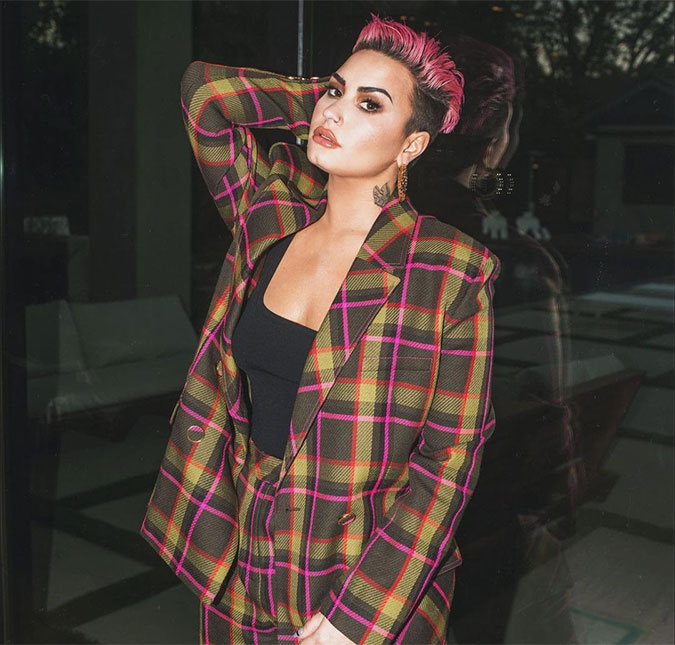 Demi Lovato revela que seus vícios <I>a impediram de morrer</I>, ao mesmo tempo em que <I>quase a mataram</I>: <I>- Os transformei em mecanismos de defesa</I>