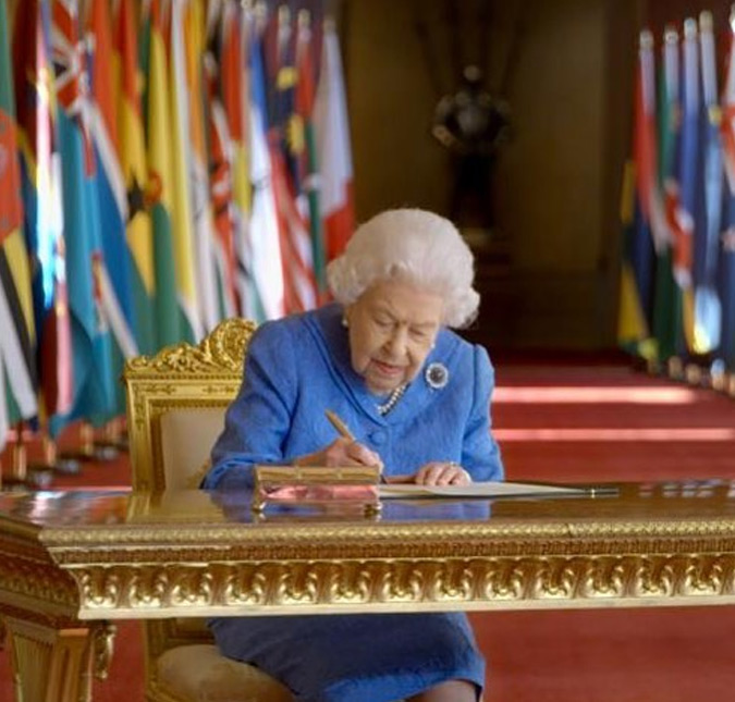 Rainha Elizabeth II se pronuncia após entrevista de Harry e Meghan para Oprah: <i>A família inteira fica triste</i>