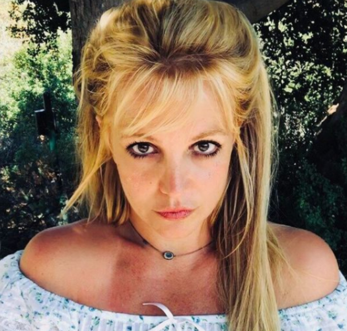 Em meio a batalha com o pai por tutela, Britney Spears assusta ao postar foto de mulher segurando bebê caveira e diz: <i>O diabo está nos detalhes</i>