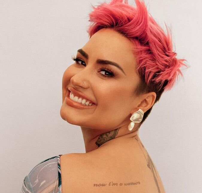 Demi Lovato diz ser pansexual e revela que sua ex-equipe menosprezou sua dependência química, o que quase a levou à morte