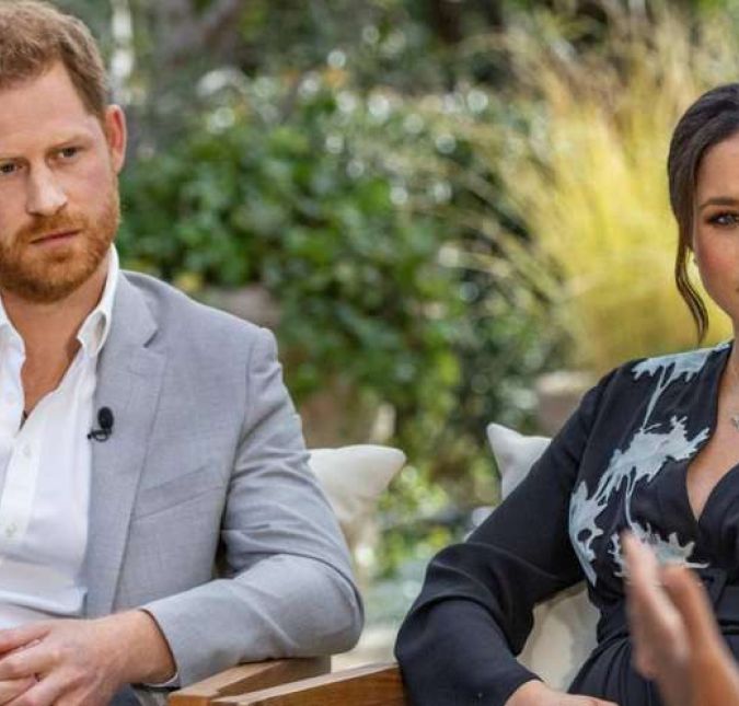Na conhecida e polêmica entrevista para Oprah Winfrey ao lado da esposa, Meghan Markle, príncipe Harry revelou que recebeu uma ajuda da mãe, já que sua família havia cortado o seu dinheiro após ele anunciar que iria se afastar da família real e que o dinheiro deixado por Lady Di tornou possível sua mudança para os Estados Unidos: - Sem isso, não teríamos sido capazes de fazer isso. Tudo que eu queria era dinheiro suficiente para obter segurança e manter minha família segura. Depois, a Page Six revelou que, na época, a herança de Lady Di para Harry foi de 49 milhões de reais. Anos depois, após rendimentos, especula-se que o patrimônio tenha aumentado para 72 milhões de reais. Nada mal, né? Na conhecida e polêmica entrevista para Oprah Winfrey ao lado da esposa, Meghan Markle, príncipe Harry revelou que recebeu uma ajuda da mãe, já que sua família havia cortado o seu dinheiro após ele anunciar que iria se afastar da família real e que o dinheiro deixado por Lady Di tornou possível sua mudança para os Estados Unidos: - Sem isso, não teríamos sido capazes de fazer isso. Tudo que eu queria era dinheiro suficiente para obter segurança e manter minha família segura. Depois, a Page Six revelou que, na época, a herança de Lady Di para Harry foi de 49 milhões de reais. Anos depois, após rendimentos, especula-se que o patrimônio tenha aumentado para 72 milhões de reais. Nada mal, né?