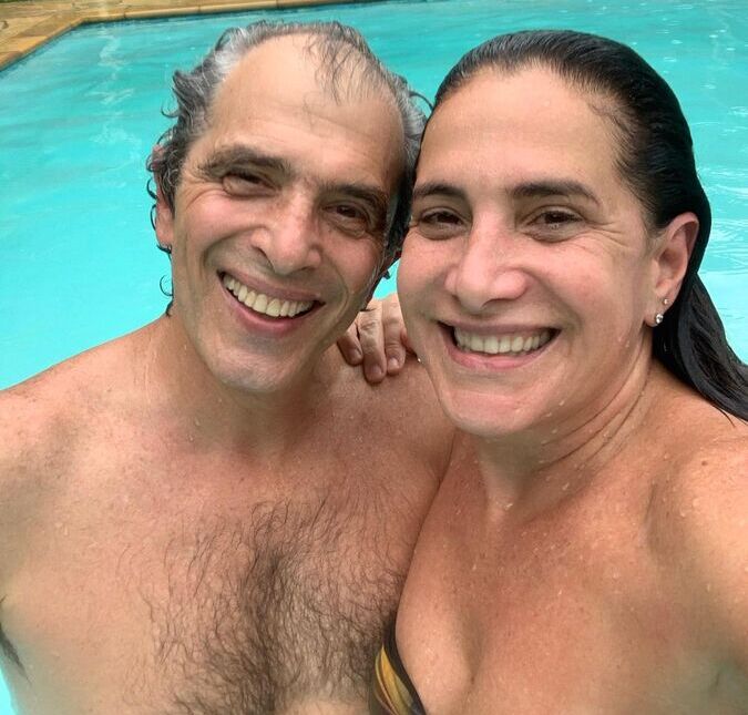 Após 30 anos de casados, Totia Meireles comemora primeiro ano morando com Jaime Rabacov: <i>Casei com meu marido</i>