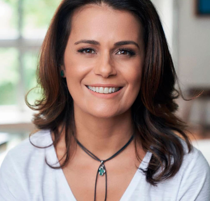 Adriana Araújo deixa a <i>Record TV</i> e Roberto Cabrini substitui a jornalista