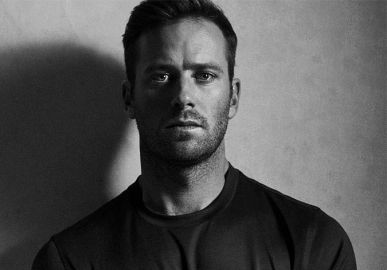 Após sair da clinica de reabilitação, Armie Hammer se dedica à sobriedade e criação dos filhos, diz revista