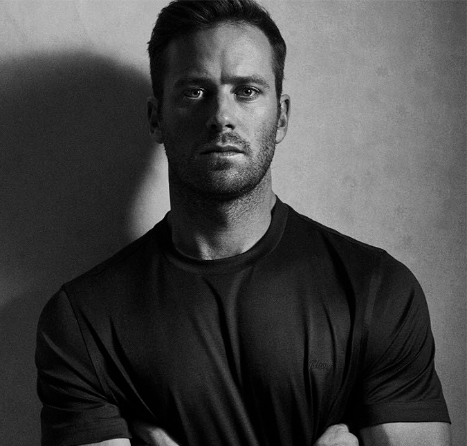 Armie Hammer é investigado após ser acusado de estupro e de <i>outros atos de violência</i>, diz revista