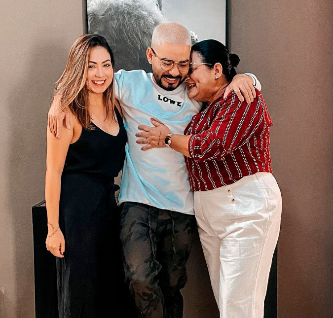 Com pais internados por complicações do Covid-19, Yudi Tamashiro reza e canta na frente de hospital