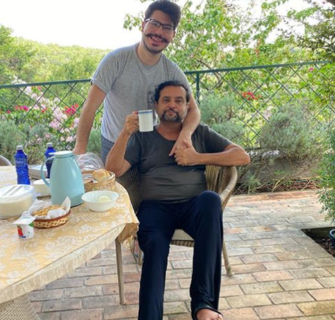 Após 22 dias internado com o novo coronavírus, Geraldo Luís volta para casa e posa ao lado do filho