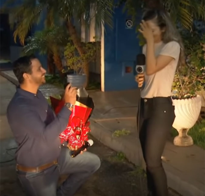 Repórter é surpreendida ao ser pedida em casamento ao vivo; assista!