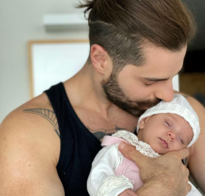 Alok posa com a filha e se declara: <I>Te amo infinito</i>