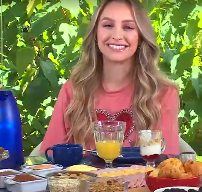 No <i>Mais Você</i>, Carla Diaz prefere comer ao responder Ana Maria Braga e leva alfinetada: - <i>Café da manhã está bom, né?</i>