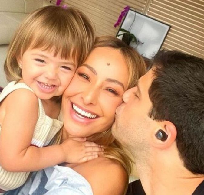 Sabrina Sato provou que Zoe super puxou o lado artístico dos pais. A apresentadora publicou um vídeo na época do Oscar em que a pequena aparece brincando sobre estar com dor no braço após uma picada de mosquito. Zoe mostra o a vermelhidão em seu braço e rapidamente troca a risada por uma cara de choro. Muito atriz!
