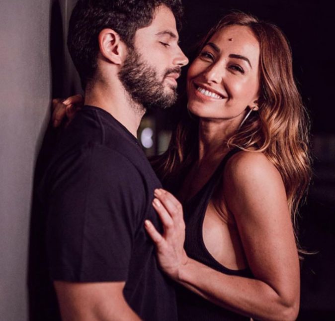 Sabrina e Duda já falaram um pouco sobre a intimidade dos dois em um vídeo no canal da apresentadora no YouTube. A beldade aproveitou pra alfinetar o companheiro, dizendo que ele ainda não a pediu em casamento, mas sem seguida ela já arrumou o discurso e explicou que os dois estão apenas esperando a vacina contra o novo coronavírus para oficializar a união.