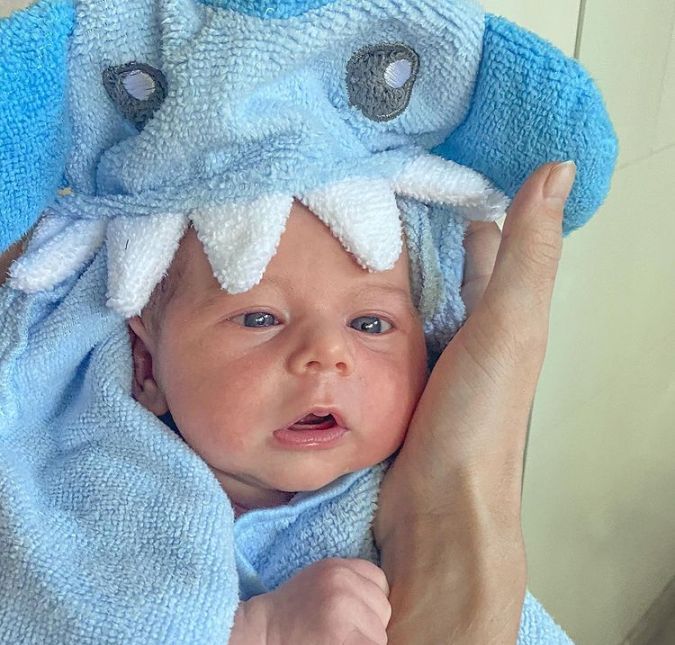 Lorena Carvalho encantou os seguidores ao mostrar o rostinho do filho Luca, fruto de sua relação com o cantor Lucas Lucco. Na foto, o menino, que nasceu no dia 19 de março de 2021, aparece enrolado em uma toalha azul, o que combinou muito com a cor de seus olhos: Não posso lidar com essa foto sozinha, escreveu a mamãe babona!