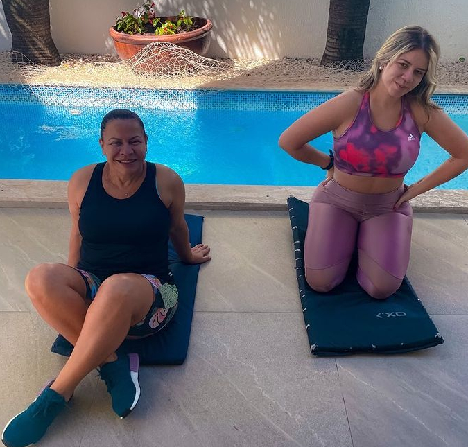 Marília Mendonça faz exercícios em casa com a mãe e encanta a <I>web</i>
