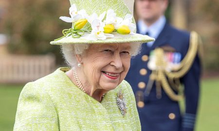 Rainha Elizabeth II aparece sem máscara em evento após receber a segunda dose da vacina contra a Covid-19