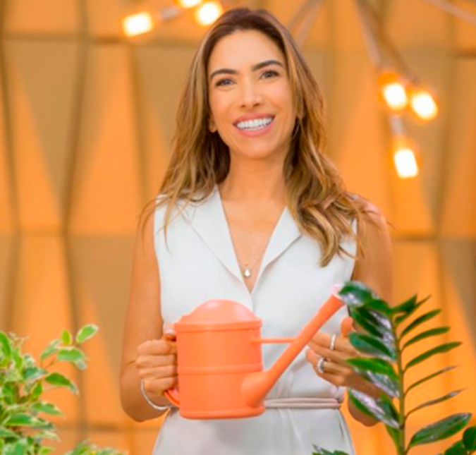 Patrícia Abravanel leva tombo ao vivo enquanto apresenta programa e convidado diz: <i>- Caiu com classe</i>; assista!