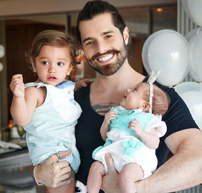 Alok e Romana Novais vestem Raika como coelhinha para celebrar quatro meses de vida da pequena; veja registros!