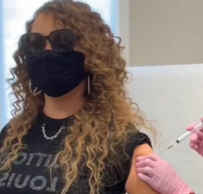 Mariah Carey solta um falsete ao ser vacinada contra a Covid-19, assista!