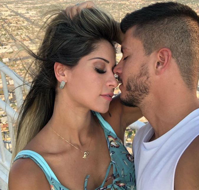 Em maio de 2020, Maíra Cardi anunciou que estava se divorciando de Arthur Aguiar. Inicialmente, parecia se tratar de uma separação amigável, mas Maíra optou por expor as séries de traições do artista publicamente, afirmando que seu casamento era extremamente abusivo. Após meses de polêmicas, Arthur se redimiu, e em abril de 2021, o casal anunciou que havia se reconciliado: - Você voltou? Não. Porque voltar é fazer o mesmo caminho. Eu me separei, prosseguimos com a papelada de separação para finalizarmos o nosso ciclo. Hoje é tempo de ressurreição e é assim que eu gostaria que fosse essa nova vida, da morte para a vida. Porque, sim, não podemos chamar de vida tanta falta de amor, tanta falta de respeito e tanta destruição feita no passado em nosso lar. [...] Começamos um novo, de novo, para viver o novo. Respeitando o tempo e as ordens das coisas acima de tudo, revelou a life coach.