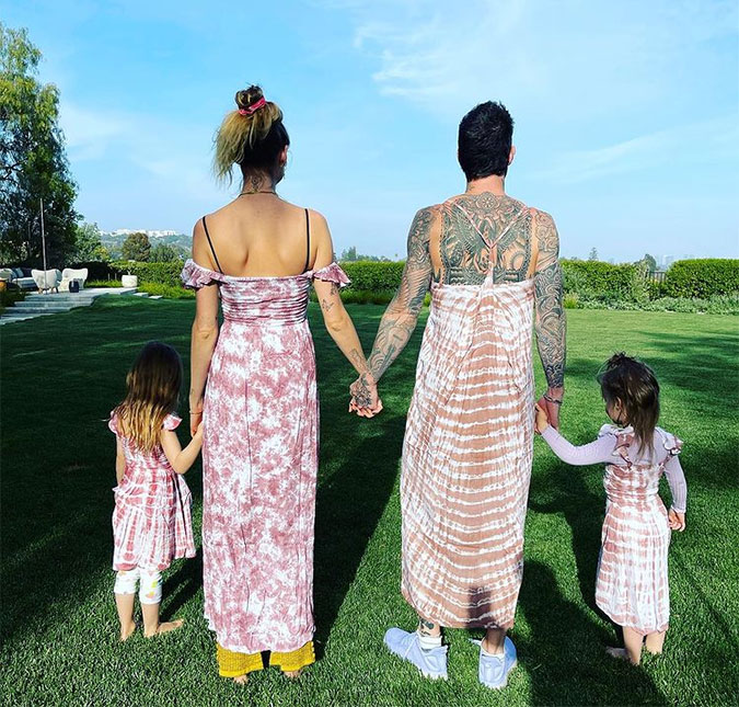 Adam Levine, do <i>Maroon 5</i>, posa de vestido ao lado das filhas; veja a foto!