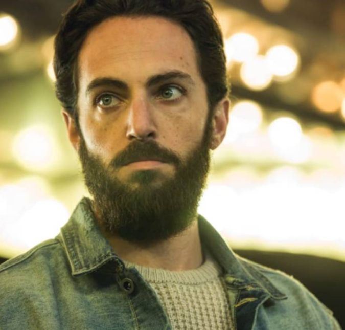 O ator norte-americano Zachary J. Horwitz foi preso em Los Angeles em abril de 2021, após ser acusado de liderar um grande esquema de pirâmide que engava investidores ao promover acordos de licenciamento de filmes fictícios com a HBO, Netflix e outros serviços de streaming. O prejuízo desses investidores, segundo informações do Los Angeles Times, chegou a 227 milhões de dólares, algo em torno de um bilhão e 276 milhões de reais. Em uma de suas ações fraudulentas, Horwitz chegou a enviar aos investidores garrafas de uma famosa marca de uísque junto com um relatório anual de sua empresa, de 2015, que destacava 52 filmes que ele havia feito e que ele havia distribuído na África, Austrália, Nova Zelândia e América do Sul, segundo contou o agente do FBI. A lista de filmes inclui o filme de terror de 2012, As Senhoras de Salem, e Kickboxer: O Desafio do Dragão, filme de 1989 com Jean-Claude Van Damme. Horwitz mentiu e disse aos investidores que ele tinha parcerias estratégicas com a HBO, Netflix e outras plataformas para licenciar os direitos de distribuição estrangeiros. Os retornos financeiros prometidos eram de 40% dentro de um ano. Porém, ele na verdade não tinha acordos de licenciamento e desviou grande parte desse dinheiro para benefício pessoal como, por exemplo, ao comprar uma casa em 2018 - que agora está sendo vendida por seis milhões e 500 mil dólares, ou seja, 36 milhões e 470 mil reais. A propriedade possui seis quartos e ainda tem piscina, adega e academia. Que loucura! O ator norte-americano Zachary J. Horwitz foi preso em Los Angeles em abril de 2021, após ser acusado de liderar um grande esquema de pirâmide que engava investidores ao promover acordos de licenciamento de filmes fictícios com a HBO, Netflix e outros serviços de streaming. O prejuízo desses investidores, segundo informações do Los Angeles Times, chegou a 227 milhões de dólares, algo em torno de um bilhão e 276 milhões de reais. Em uma de suas ações fraudulentas, Horwitz chegou a enviar aos investidores garrafas de uma famosa marca de uísque junto com um relatório anual de sua empresa, de 2015, que destacava 52 filmes que ele havia feito e que ele havia distribuído na África, Austrália, Nova Zelândia e América do Sul, segundo contou o agente do FBI. A lista de filmes inclui o filme de terror de 2012, As Senhoras de Salem, e Kickboxer: O Desafio do Dragão, filme de 1989 com Jean-Claude Van Damme. Horwitz mentiu e disse aos investidores que ele tinha parcerias estratégicas com a HBO, Netflix e outras plataformas para licenciar os direitos de distribuição estrangeiros. Os retornos financeiros prometidos eram de 40% dentro de um ano. Porém, ele na verdade não tinha acordos de licenciamento e desviou grande parte desse dinheiro para benefício pessoal como, por exemplo, ao comprar uma casa em 2018 - que agora está sendo vendida por seis milhões e 500 mil dólares, ou seja, 36 milhões e 470 mil reais. A propriedade possui seis quartos e ainda tem piscina, adega e academia. Que loucura!