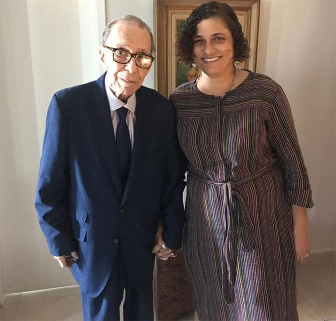 Viúva de João Gilberto recebe ação de despejo da Justiça e é obrigada a deixar apartamento onde morou com o músico