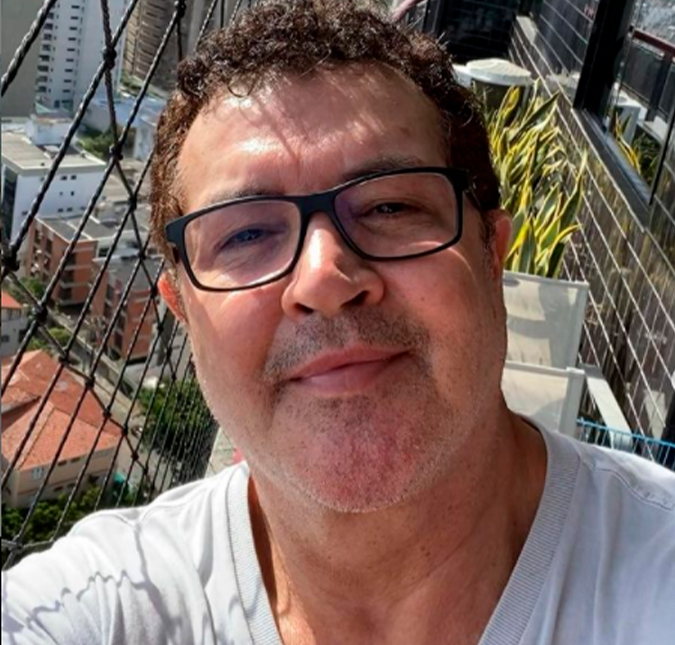 Após câncer, Beto Barbosa mostra cicatriz de cirurgia e relembra: <i>Cheguei a pedir a Deus para me levar</i>