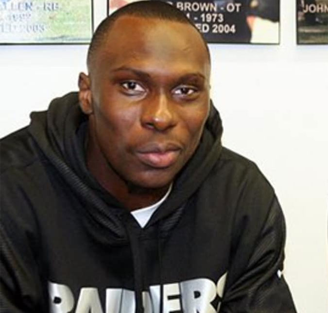 Ex-jogador da NFL mata cinco pessoas, incluindo duas crianças, e depois tira a própria vida